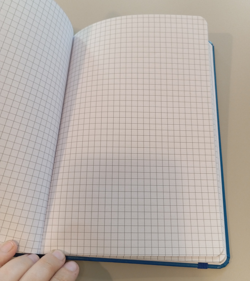 Notatnik niebieski z tłoczeniem - kratka - obrazek 3